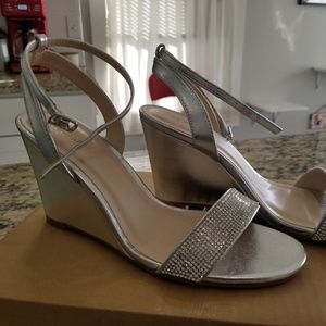 LE CHÂTEAU Embellished Metallic Wedge Sandal 7